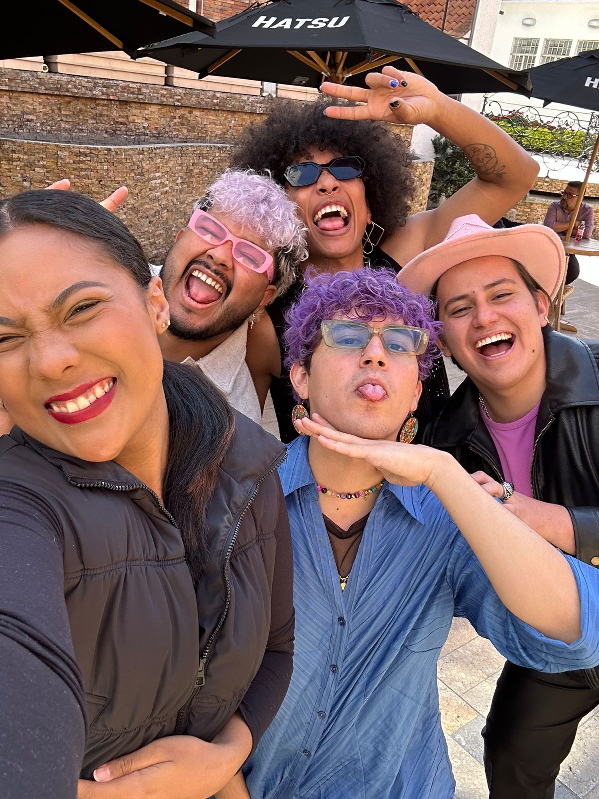 Lina Marcela Pérez con artistas y en cobertura (13)